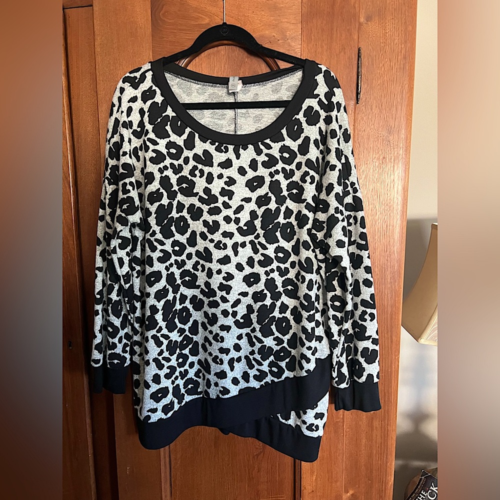 Chic Black and White Leopard Print Women's Tunic